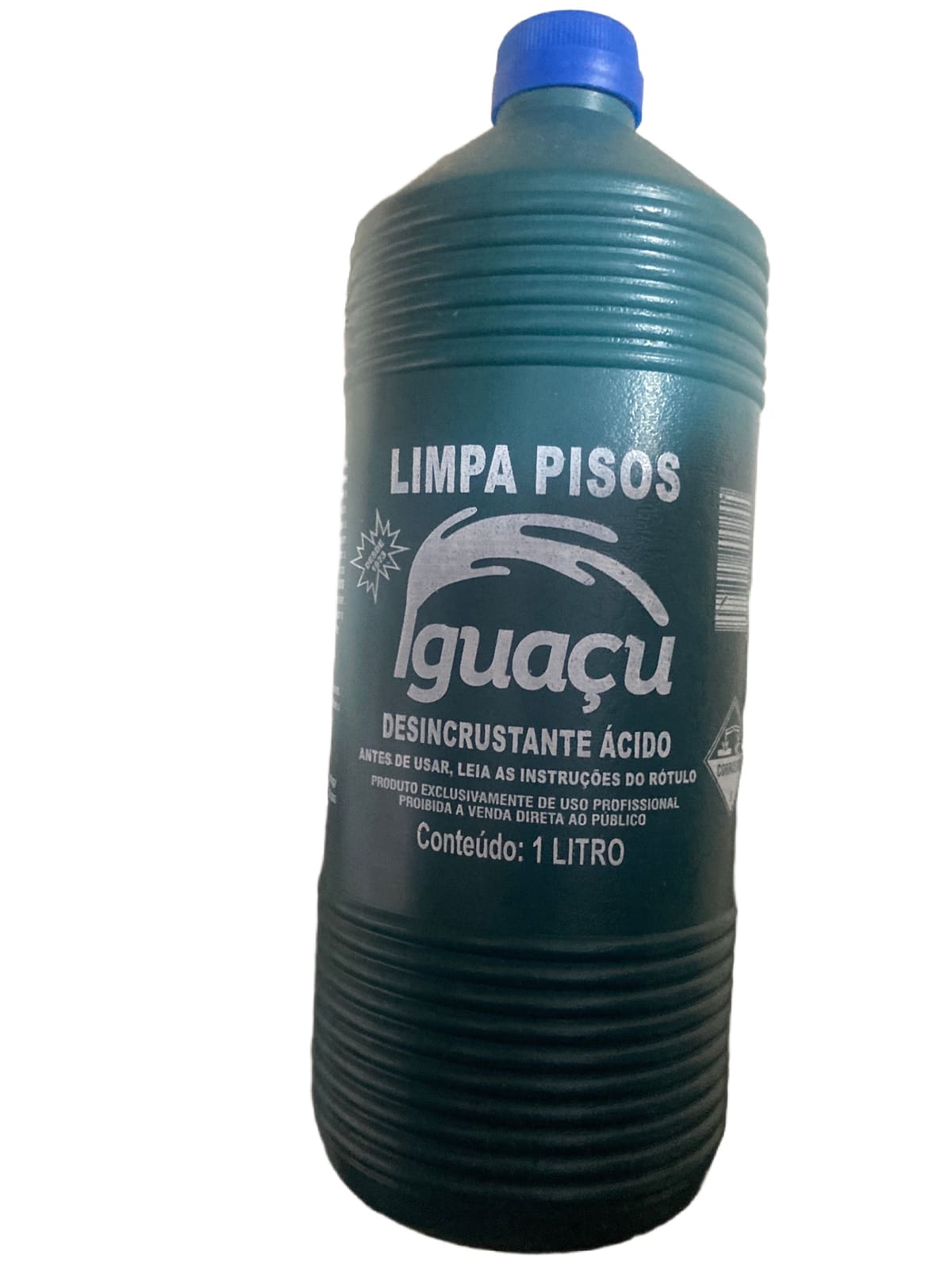 Garrafa de Limpa Pisos Iguaçu verde com tampa azul deitada sobre um piso de cerâmica claro.