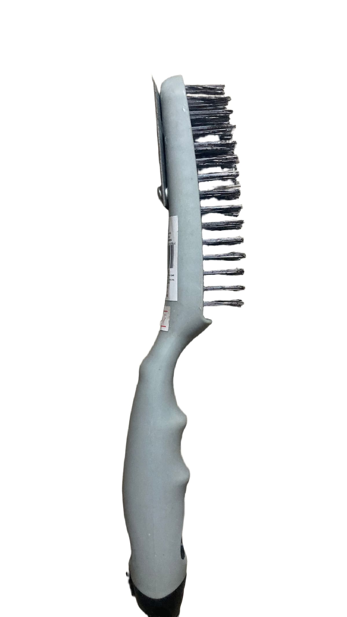 Escova de aço com cabo de plástico cinza ergonômico, cerdas de metal e raspador na ponta, vista de perfil.